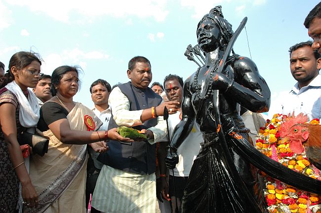 Pic:Former CM Arjun Munda unveiling ancient tribal king Mandra Munda in Pithoria.Pic by Ratan Lal  