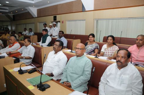 Ranchi, Jharkhand 21 August 2015 :: Jharkhand Chief Minister Raghubar Das (R) along with Ministers and legislators during first day of Monsoon session at Jharkhand assembly in Ranchi on Friday. photo-Ratan Lal Ranchi Jharkhand 09334040016