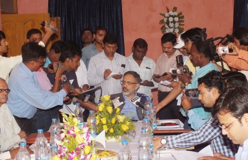 Picture shows Jharkhand CS holding meeting in Dumka 