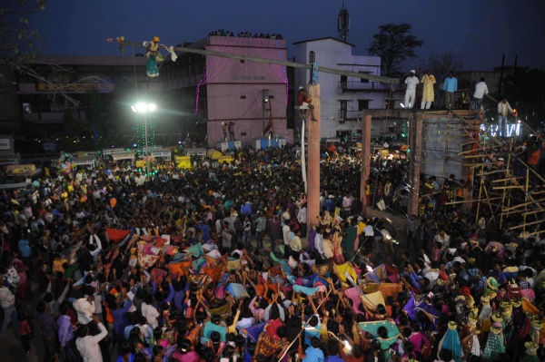 Ranchi, Jharkhand 13 April 2014   : People watch acrobatics being performed by a devotee during the Manda festival at Chutia in Ranchi on Wednesday. Photo- Ratan Lal