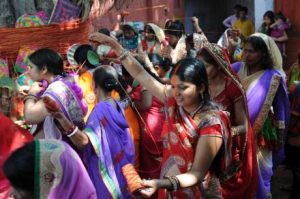 Ranchi, Jharkhand 4 June 2016 :: Marriage women performs rituals on a sacred banyan tree on the occasion of Vat Savitri Puja in Ranchi on Saturday. Photo- Ratan Lal Ranchi Jharkhand 09334040016