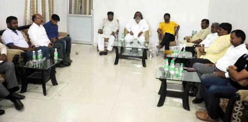 Ranchi, Jharkhand 21 July 2016 ::  Jharkhand Mukti Morcha (JMM) Chief and former Jharkhand Chief Minister Shibu Soren along with Opposition leader Hemant Soren during a meeting with party MLAs at Morhabadi in Ranchi on Thursday on the eve of Monsoon session of the State Assembly. Photo-Ratan Lal