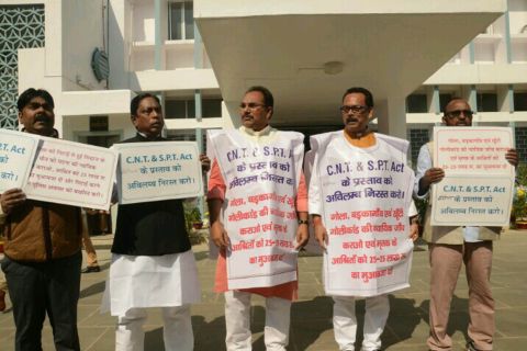 Ranchi, Jharkhand 17 November 2016 :: Opposition legislators holds a protest outside Assembly demanding for the implementation of the CNT SPT Act during first day of winter session at Jharkhand Assembly in Ranchi on Thursday. Photo-Ratan Lal